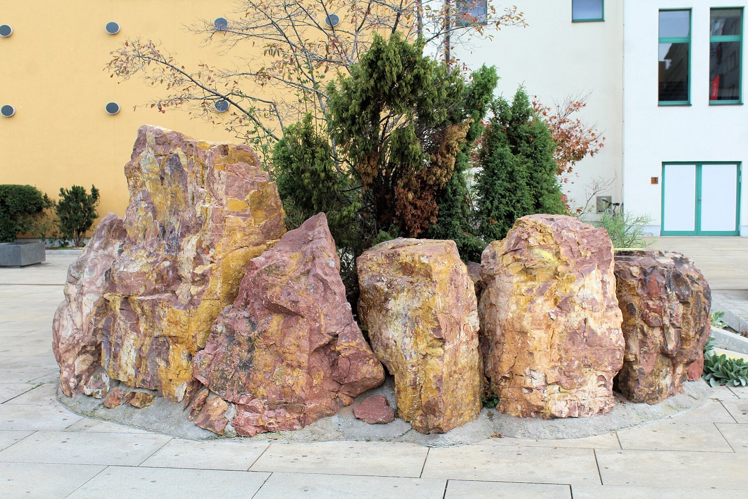Rock display outside the Museum für Naturkunde in TIETZ