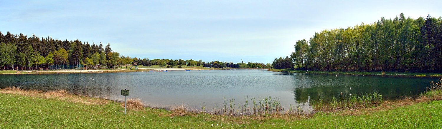 Oberrabenstein reservoir between meadow and woodland