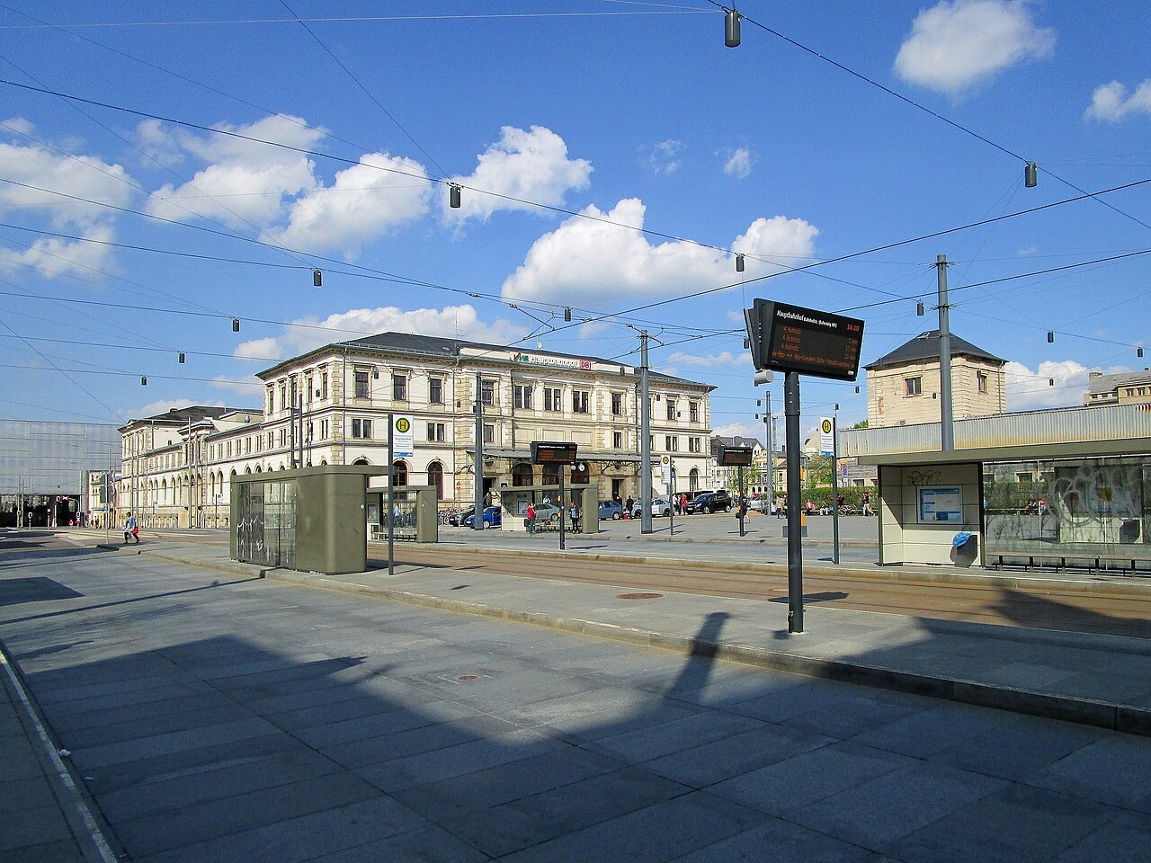 Empfangsgebäude und Vorplatz des Chemnitzer Hauptbahnhofs, Aufnahme von 2015