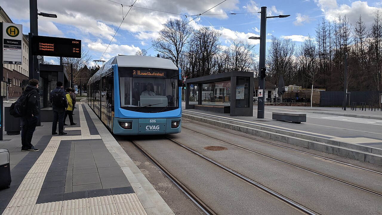 Straßenbahn an der Haltestelle TU Campus in Chemnitz