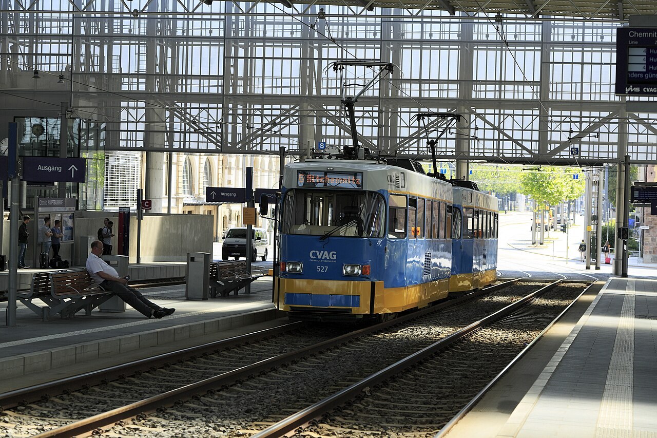 Bahnsteighalle des Chemnitzer Hauptbahnhofs mit Fahrzeug