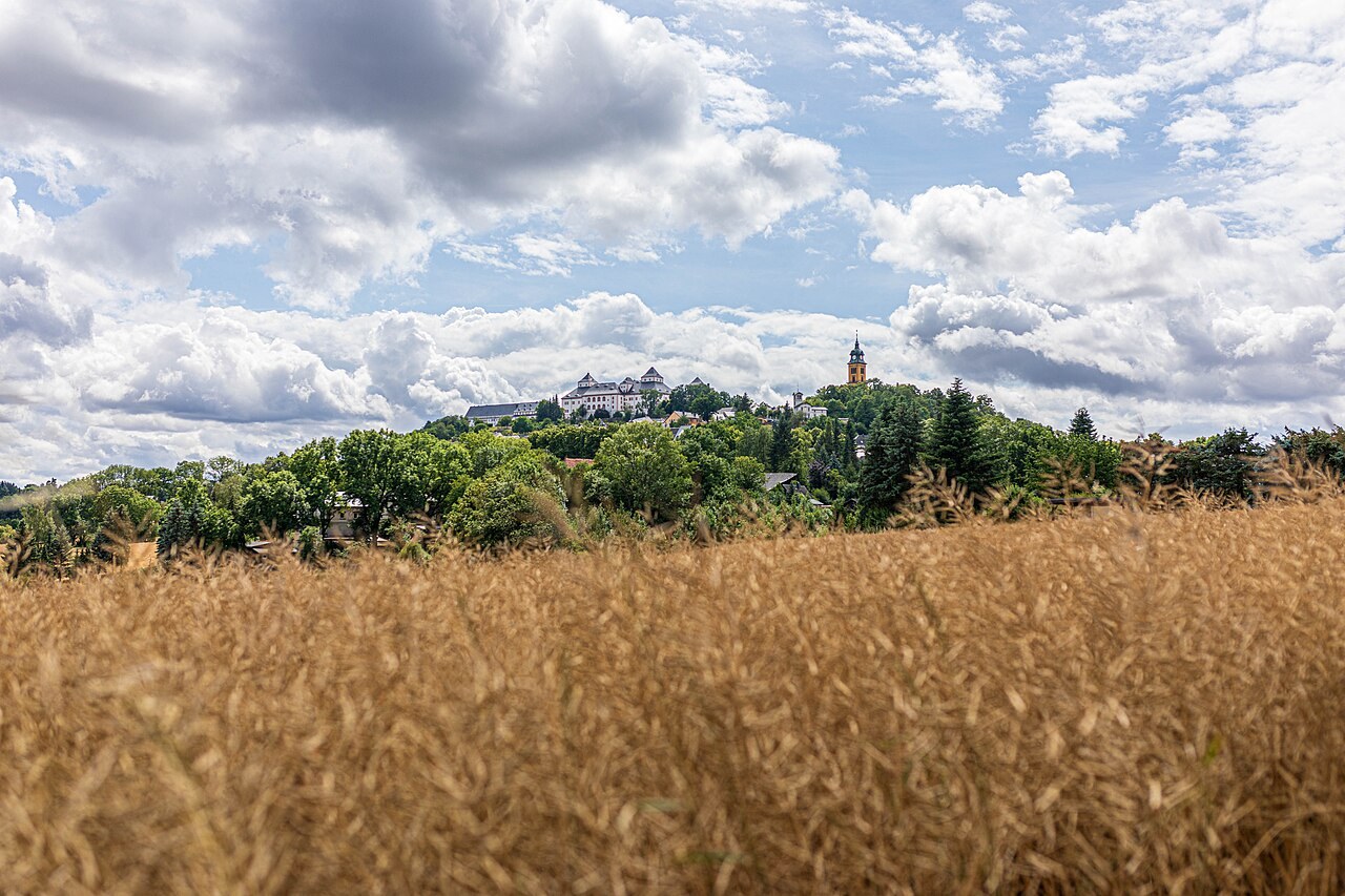 Schloss Augustusburg über der Landschaft