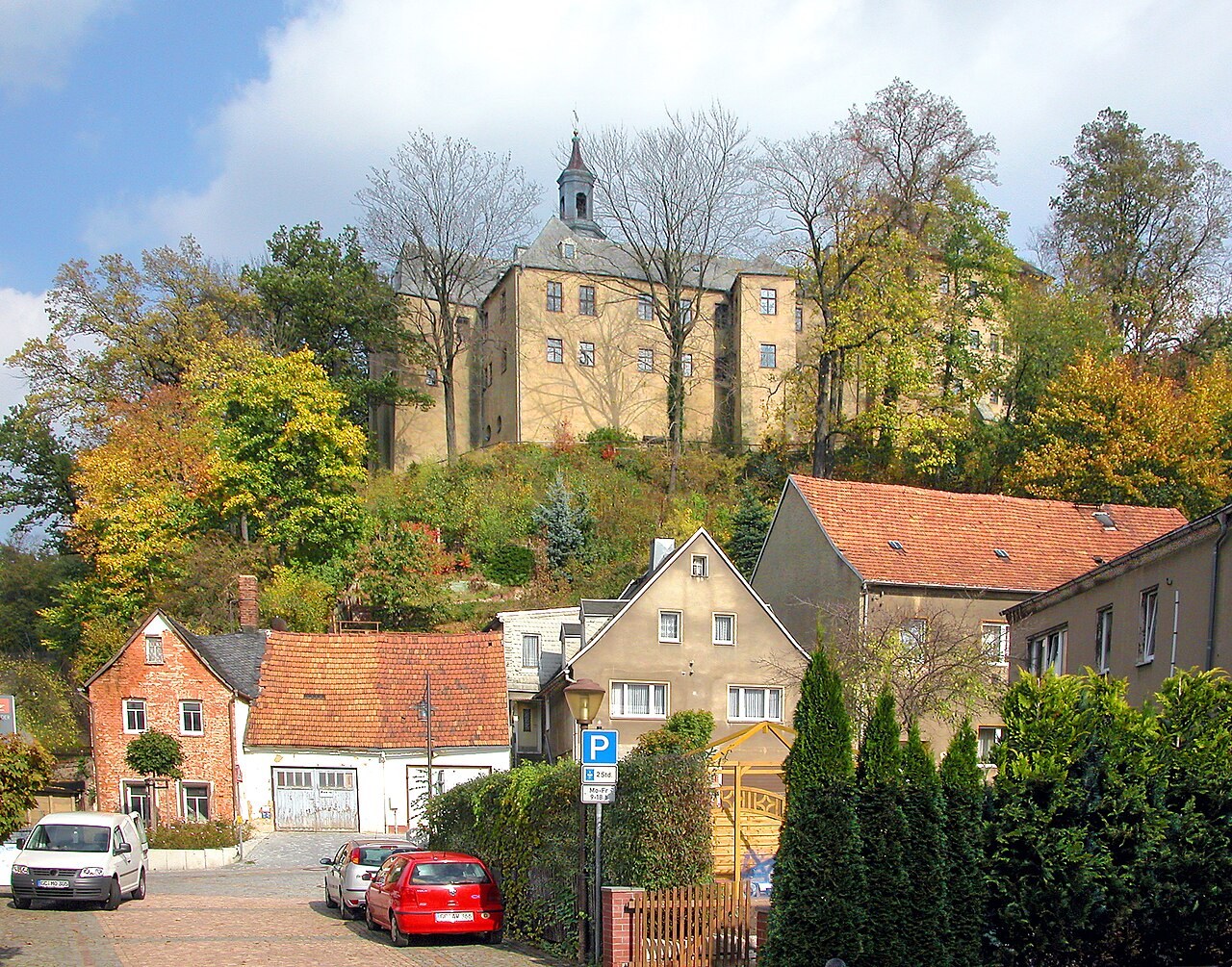 Schloss Lichtenstein über der Stadt in Sachsen