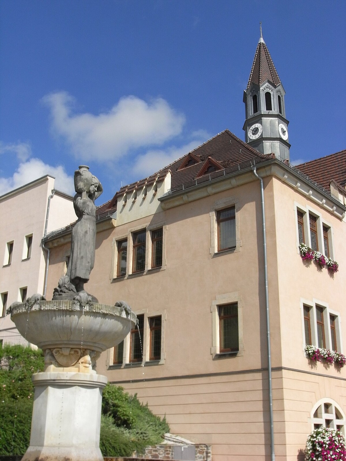 Rathaus und Brunnen in Hohenstein-Ernstthal