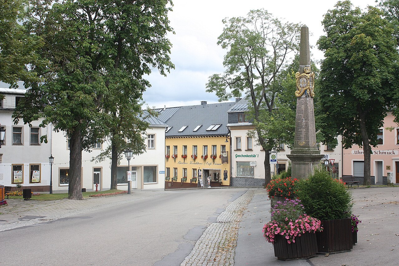 Marktplatz mit Postmeilensäule in Oberwiesenthal